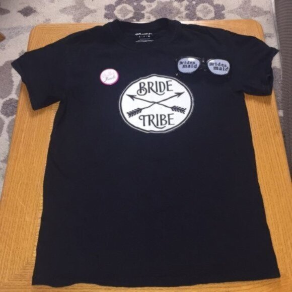 Bridesmaid t-shirt, Pin, Glass andSunglasses - Picture 1 of 2